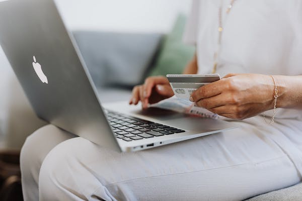 Woman using credit card to shop online. How to make money with affiliate marketing.